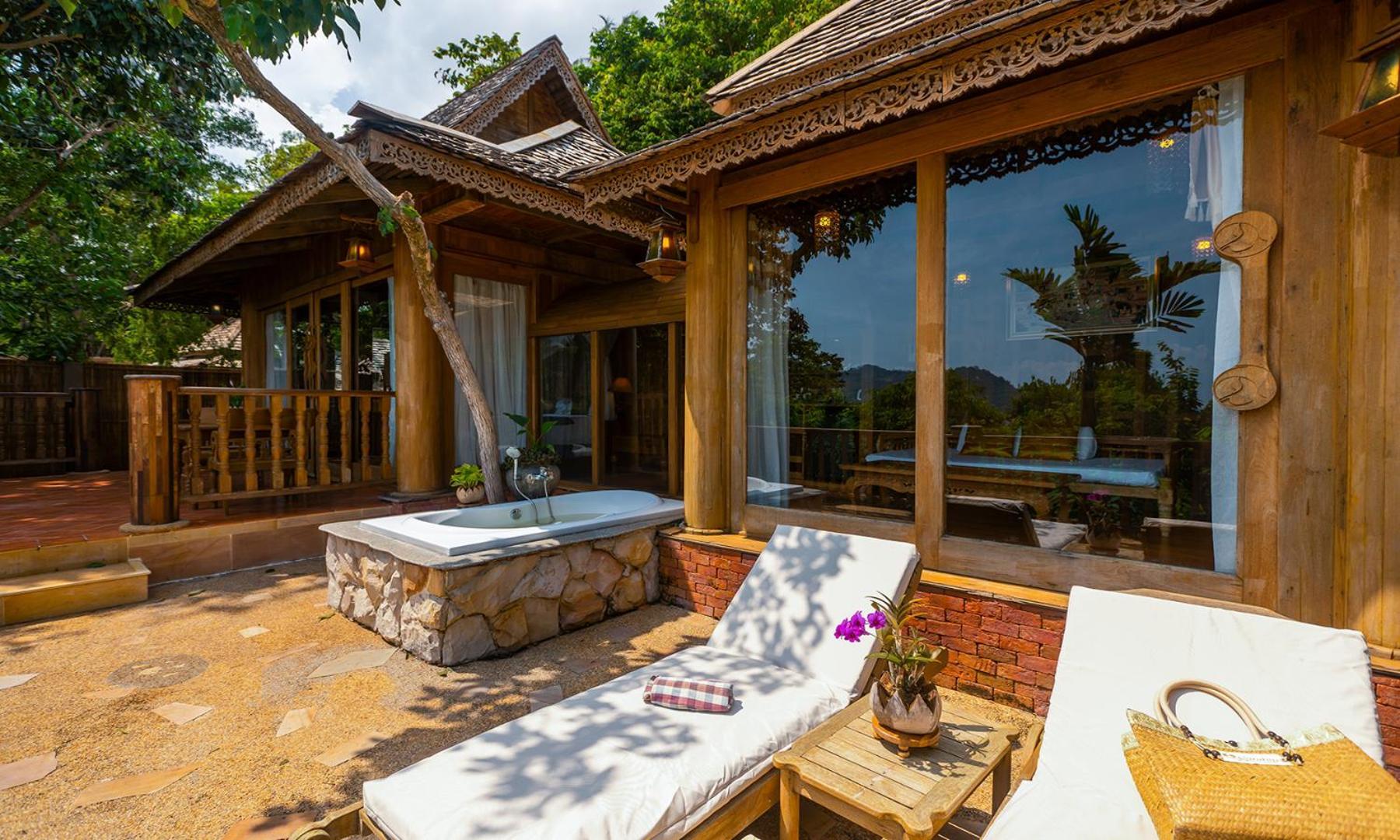 Santhiya Koh Phangan Resort And Spa Luaran gambar A villa at the resort