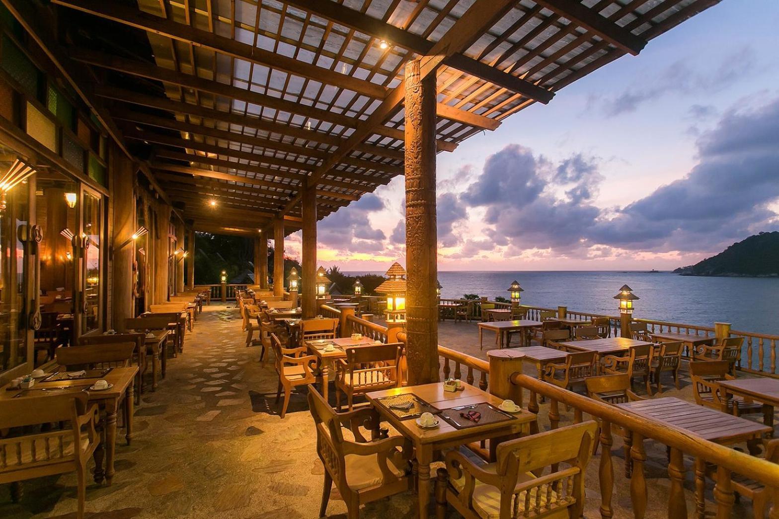 Santhiya Koh Phangan Resort And Spa Luaran gambar Sunset at the restaurant